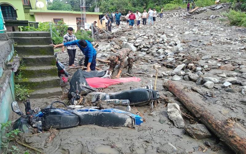  بھارتی ریاست اتراکھنڈ میں کلاؤڈ برسٹ سے تباہی، گھروں اورگاڑیوں کو نقصان، متعدد افراد لاپتا