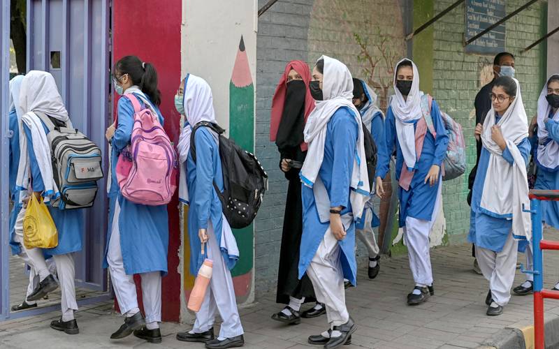 سکولوں کے سرکاری دوروں کے دوران تحائف پیش کرنے پر پابندی عائد