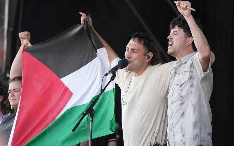 فلسطینی پرچم لہرانے پر آئرش بینڈ کو پرفارمنس سے روک دیا گیا 