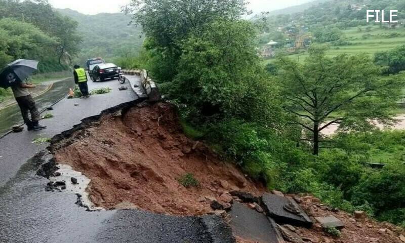 لینڈ سلائیڈنگ کی وجہ سے مری روڈ بند، سیاح پھنس گئے