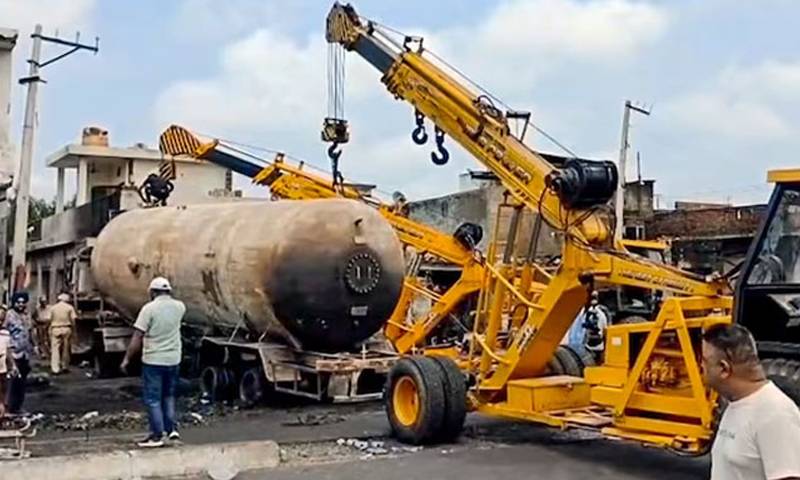  بھارت : مسافر وین اور ایل پی جی ٹینکر میں تصادم سے 7 افراد ہلاک 