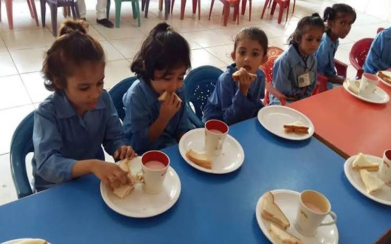  سرکاری سکولوں میں بچوں کو دودھ کے ساتھ بسکٹ بھی فراہم کرنے کا فیصلہ 