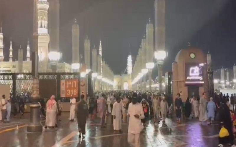 مدینہ منورہ میں موسلادھار بارش،مسجد نبویؐ میں بھی باران رحمت خوب جم کر برسی