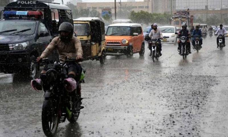لاہور، اسلام آباد سمیت پنجاب کے بالائی علاقوں میں گرج چمک کیساتھ بارش کا امکان 