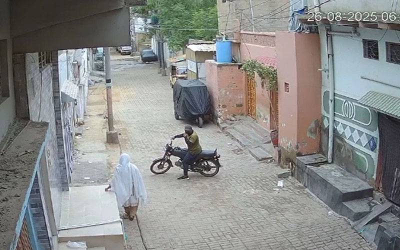 کراچی: ڈاکو نے خاتون سے سونے کی بالیاں چھین لیں، وڈیو سامنے آگئی