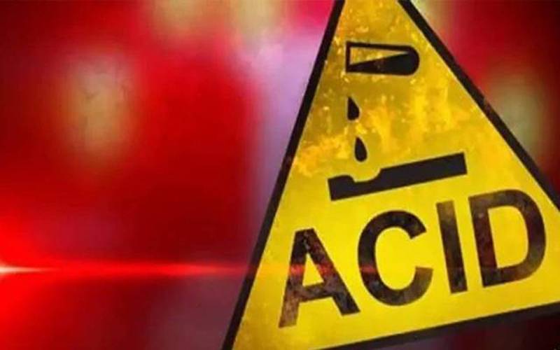 شوہر نے بیوی پر تیزاب پھینک دیا