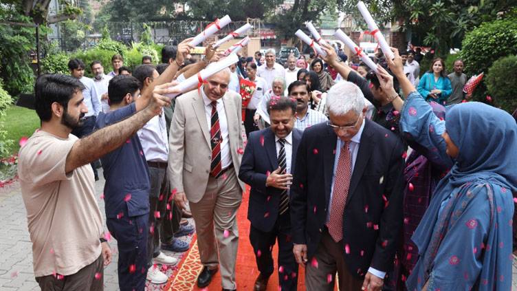 کنگ ایڈورڈمیڈیکل یونیورسٹی کےپروفیسر ڈاکٹر سید رضاکو ریٹائرمنٹ پر زبردست خراجِ تحسین 