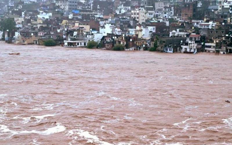 مقبوضہ کشمیر میں شدید بارشوں سے سیلاب، بارش کا 50 سالہ ریکارڈ ٹوٹ گیا