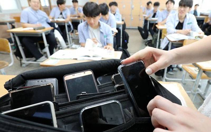 سکولوں میں موبائل فون کے استعمال پر پابندی