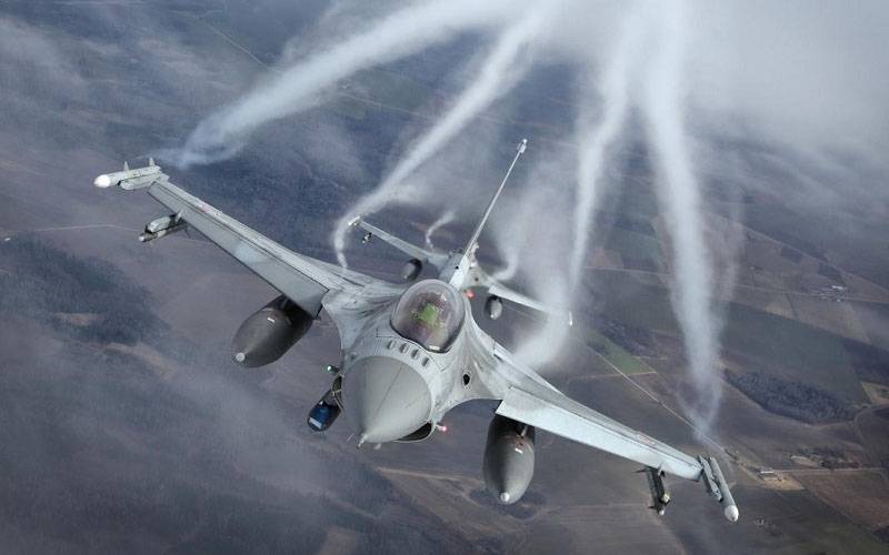 پولینڈ؛ ایئر فورس کا F-16 طیارہ تربیتی پرواز کے دوران گر کر تباہ 