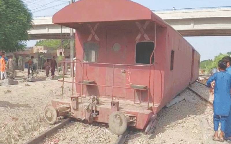 محراب پور:مال گاڑی کی 9 بوگیاں پٹڑی سے اتر گئیں 