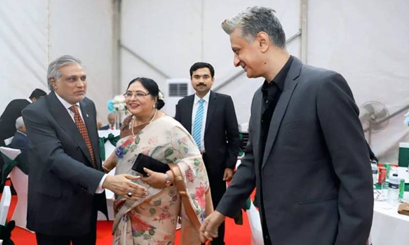 اداکارہ شبنم کی اسحاق ڈار سے ملاقات, پاکستان اور بنگلادیش میں ڈائریکٹ فلائٹ کا مطالبہ 