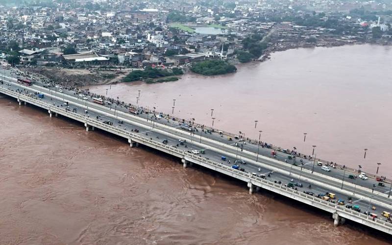 لاہور میں سائفن برج بھی بپھرے دریائے راوی کے زور کے سامنے نہ ٹھہر سکا
