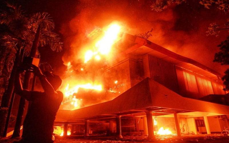 انڈونیشیا : مظاہرے،  پارلیمنٹ کی عمارتیں نذر آتش