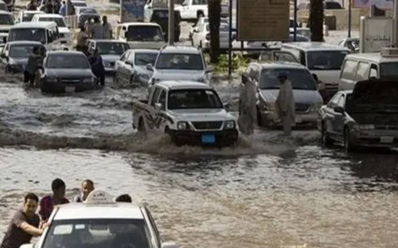 سعودی عرب میں بارشوں نے قیامت ڈھا دی، گاڑیاں سیلاب میں بہہ گئیں