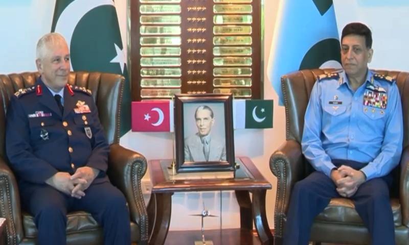 پاکستانی ائیر چیف مارشل ظہیر احمد سدھو سے ترک فضائیہ کے کمانڈر جنرل کی ملاقات