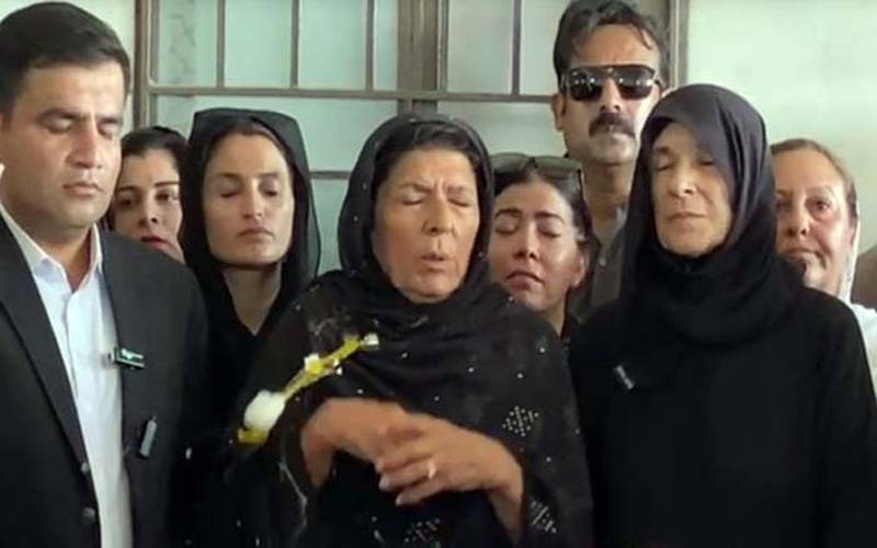اڈیالہ جیل کے باہر علیمہ خان پر انڈہ پھینک دیا گیا