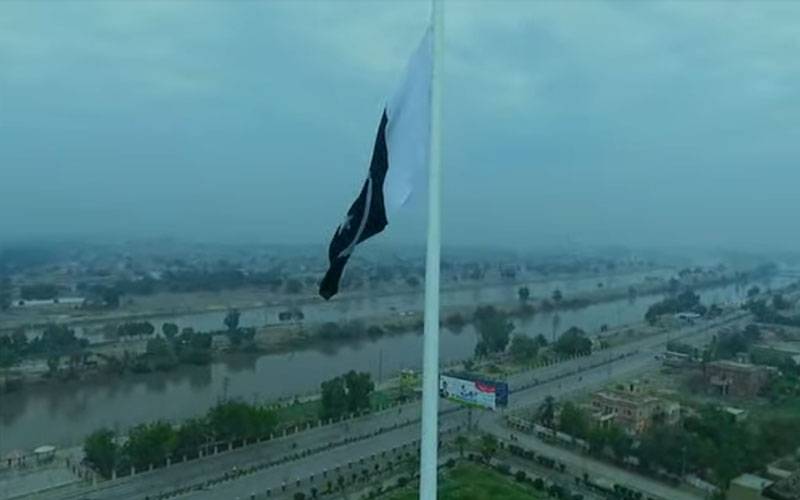 یومِ دفاع:سکھر میں 300 فٹ اونچا، 84 فٹ لمبا اور 56 فٹ چوڑا سبز ہلالی پرچم لہرایا گیا 