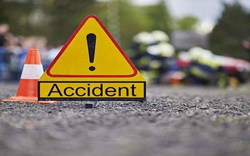 نواب شاہ: تیز رفتار مسافر کوچ الٹنے سے 5 افراد جاں بحق، 20 زخمی