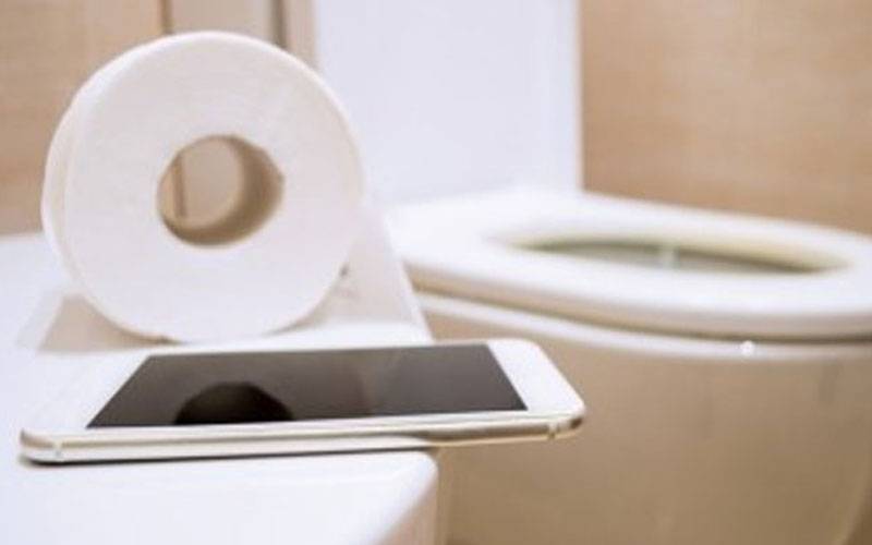 باتھ روم میں بیٹھ کر فون استعمال کرنے سے بواسیر کا خطرہ 