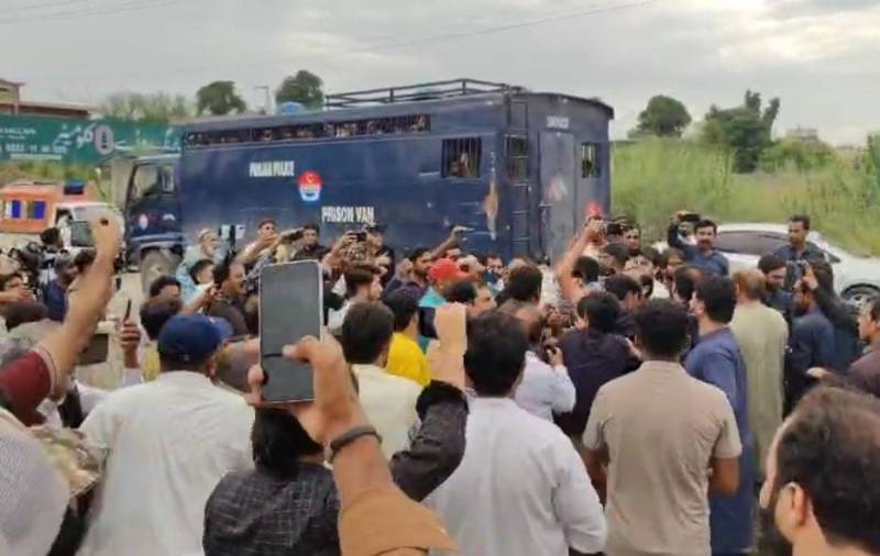  علیمہ خان سے سوال کرنا جرم ،اڈیالہ جیل کے باہر پی ٹی آئی کارکنوں کا صحافیوں پر حملہ
