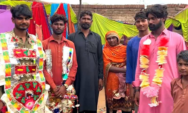 کمالیہ کے نوجوانوں نے کمال کر دکھایا، سیلابی پانی میں چار دُلہنیں بیاہ لائے