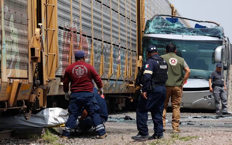 میکسیکو، ٹرین اور ڈبل ڈیکر بس میں خوفناک تصادم، 10 افراد ہلاک، درجنوں زخمی