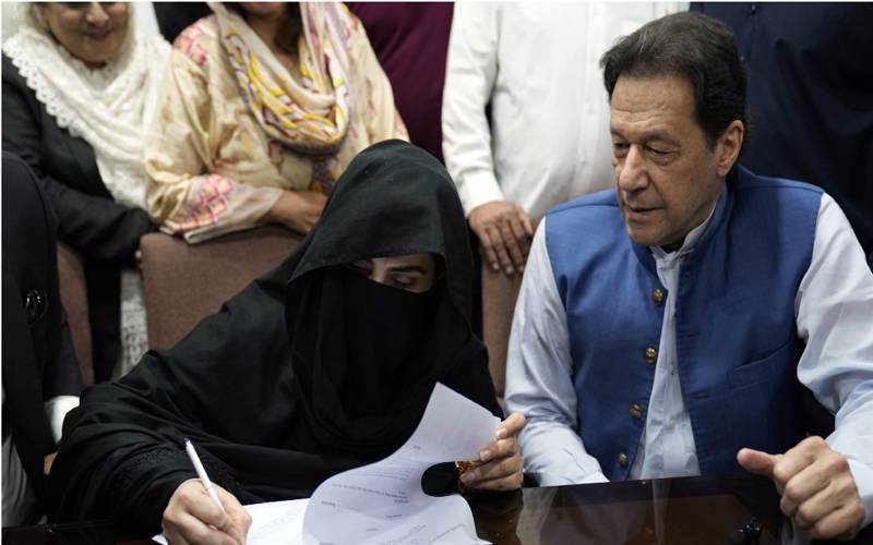 9 مئی و توشہ خانہ کیسز: عمران خان اور بشریٰ بی بی کی عبوری ضمانتوں میں توسیع