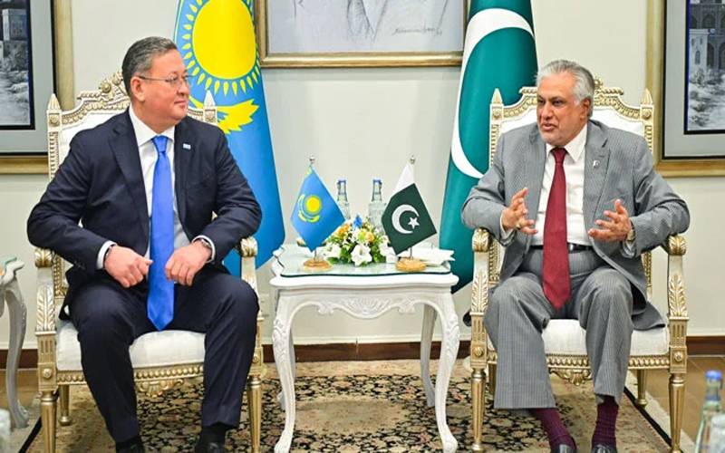 اسحاق ڈارکی قازقستان کے ہم منصب سے ملاقات، سیاسی اور اقتصادی روابط بڑھانے پر زور