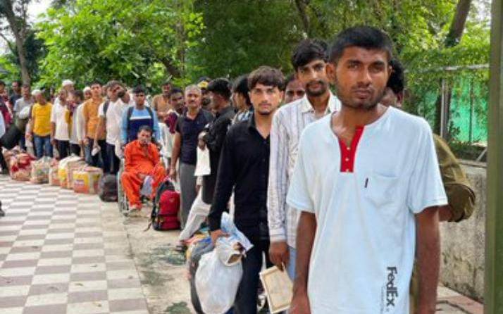 بھارت کی مختلف جیلوں میں قید 67 پاکستانی شہری رہا ،وطن واپس 