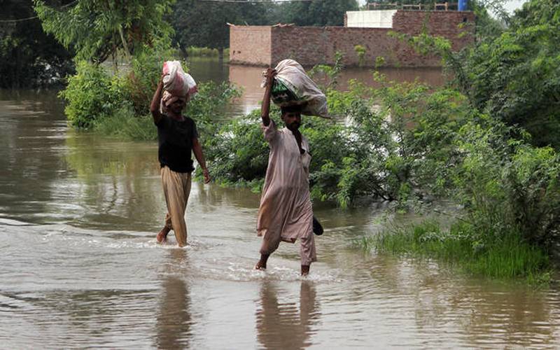 مظفر گڑھ میں سیلابی پانی پر کٹ لگانے پر جھگڑا، ڈنڈوں کا آزادانہ استعمال