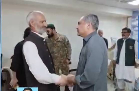 وزیرداخلہ محسن نقوی، طلال چودھری کی شہید میجر عدنان اسلم کے گھر آمد،اہلخانہ سے اظہار افسوس