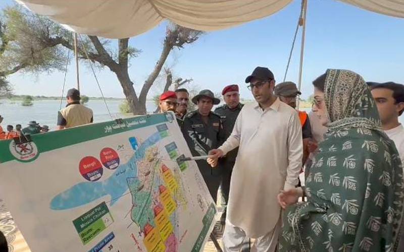 وزیراعلیٰ پنجاب لیاقت پور پہنچ گئیں،بزرگ خاتون اور بچے سے محبت کا اظہار،ریسکیو اور پی ڈی ایم اے کو شاباش 