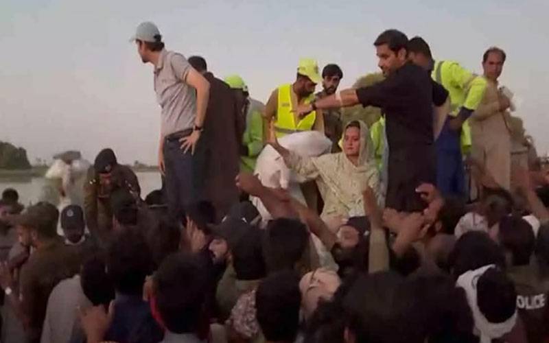 سینئر وزیر مریم اورنگزیب کا علی پور میں سیلاب متاثرین کیلئے ریسکیو آپریشن کا مشاہدہ