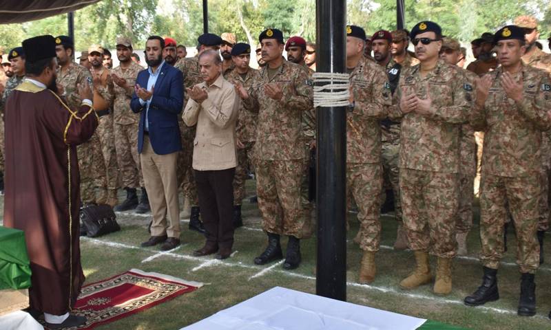 پاک فوج کے 12 جوانوں کی نماز جنازہ ادا، وزیراعظم، فیلڈ مارشل کی شرکت