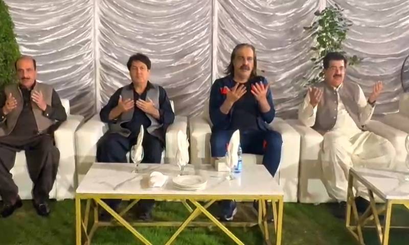 علی امین گنڈا پور کی چیئرمین سینیٹ کے والد کی وفات پر تعزیت