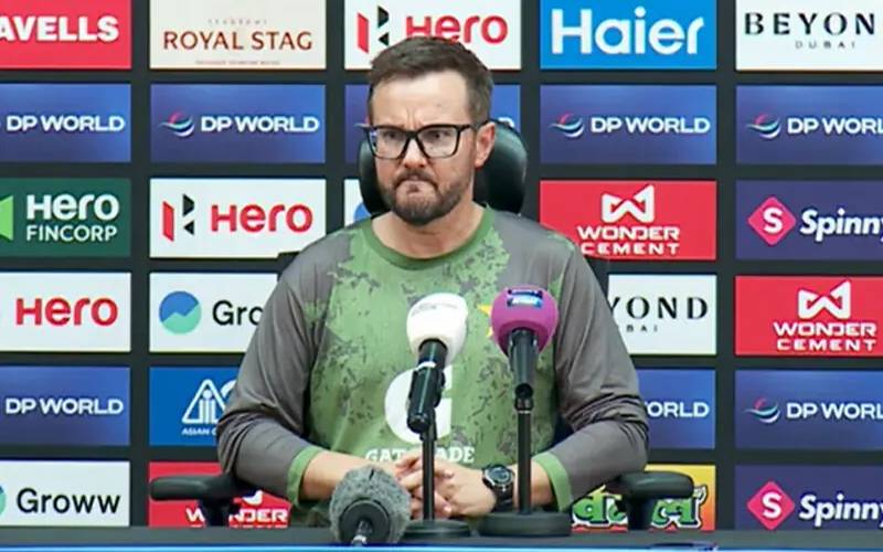 بھارتی ٹیم کا پاکستانی کھلاڑیوں سے ہاتھ ملائے بغیر ڈریسنگ روم جانا مایوس کن ہے، مائیک ہیسن