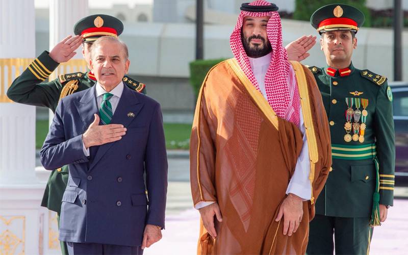 وزیراعظم شہبازشریف اور سعودی ولی عہد کے درمیان ملاقات، مختلف شعبوں میں تعاون بڑھانے پر اتفاق