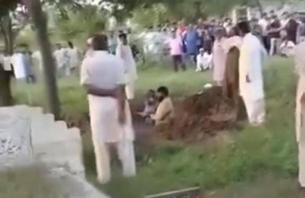 انوکھی عدالت،مدعی نے قبر میں اتر کر قرآن پاک پر ہاتھ رکھا اور چوری کا الزام لگا کر رقم وصول کرلی