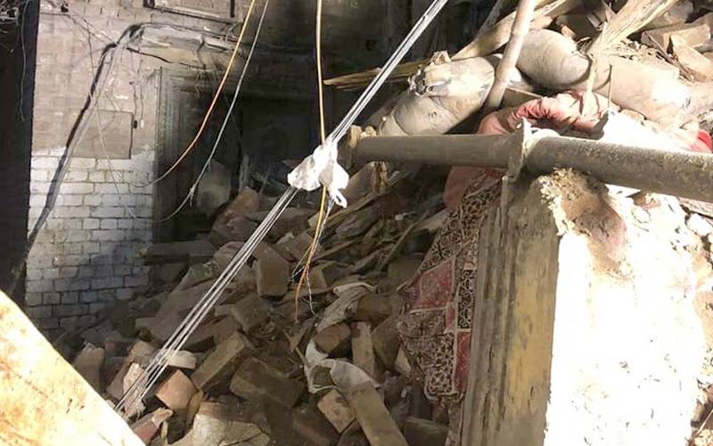 اندرون لاہور میں خستہ حال عمارت بارش کے باعث زمین بوس