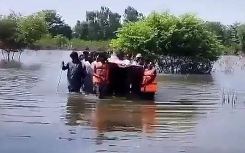  علی پور میں افسوسناک واقعہ ،راشن لے جاتے ہوئے 4 افراد سیلابی پانی میں ڈوب کر جاں بحق 