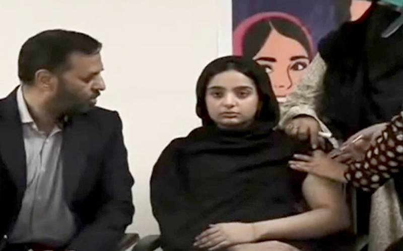 سروائیکل ویکسین سے متعلق پروپیگنڈا، مصطفیٰ کمال نے اکلوتی بیٹی کو ویکسین لگوا دی