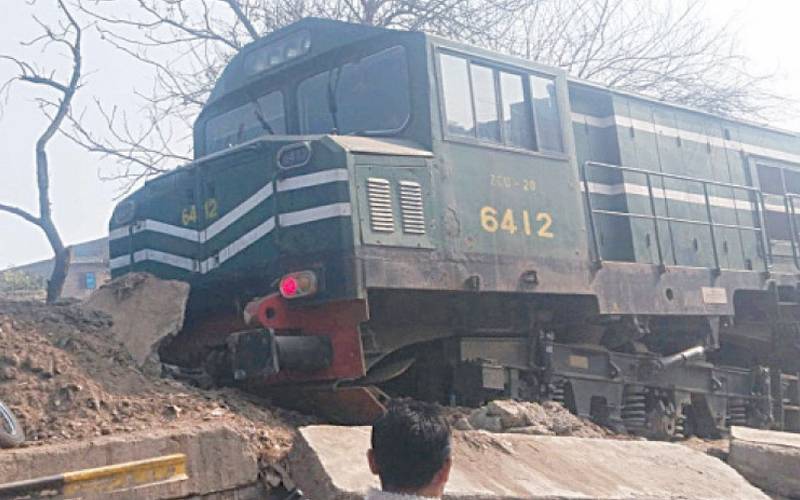 مال گاڑی حادثے کاشکار، 13 بوگیاں انجن سمیت پٹری سے اتر گئیں