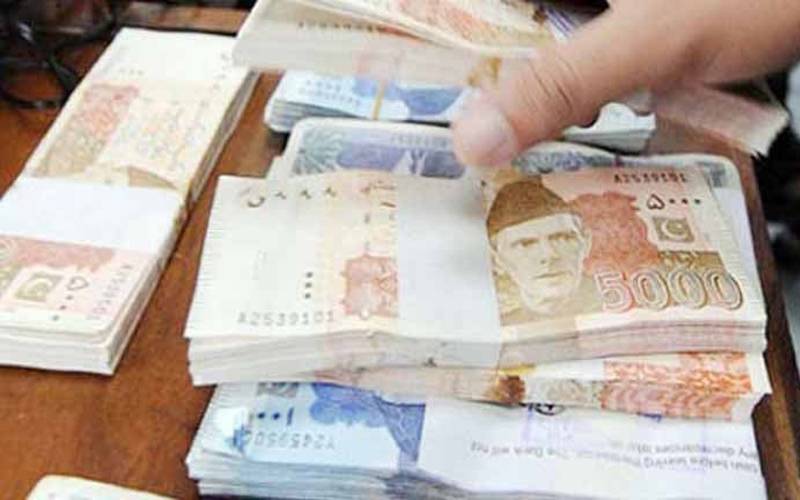 دو ماہ میں بینکوں سے 1 کھرب روپے سے زائد رقم نکالی گئی