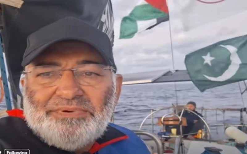 غزہ جانے والے گلوبل صمود فلوٹیلا پر حملہ، سابق سینیٹر مشتاق احمد کی ویڈیو نے ہلچل مچا دی