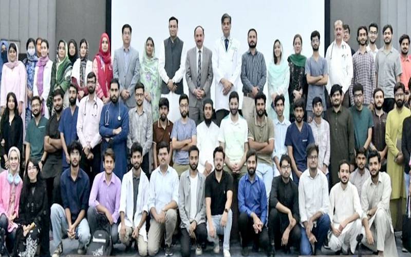 امیرالدین میڈیکل کالج میں پروفیشنل اِزم ان میڈیسن پر جامع لیکچر