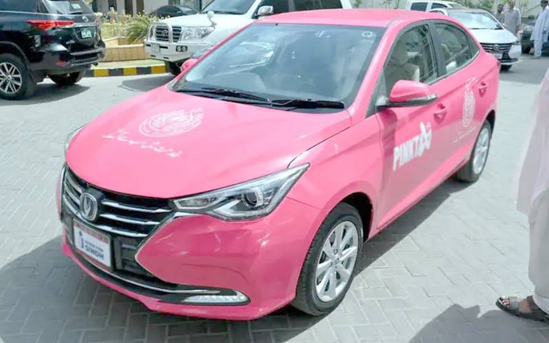 سندھ حکومت کا خواتین کے لیے پنک ٹیکسی سکیم کا اعلان