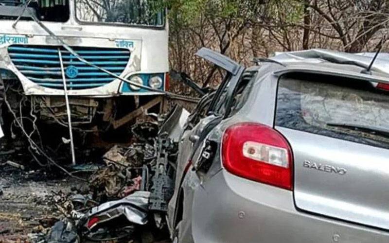 وہاڑی: کار اور بس کی ٹکر،6 افراد جاں بحق