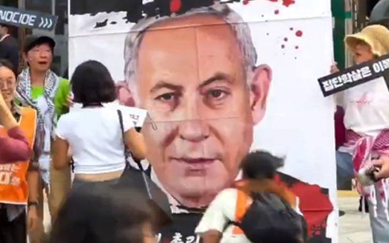 فلسطین کے حق میں ریلیاں، جنوبی کوریا میں نیتن یاہو کی تصویر کو جوتے مارے گئے 