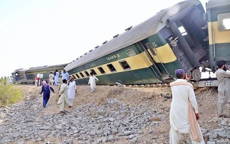 سکھر سے کراچی جانے والی ٹرین کی 3 بوگیاں پٹڑی سے اُتر گئیں
